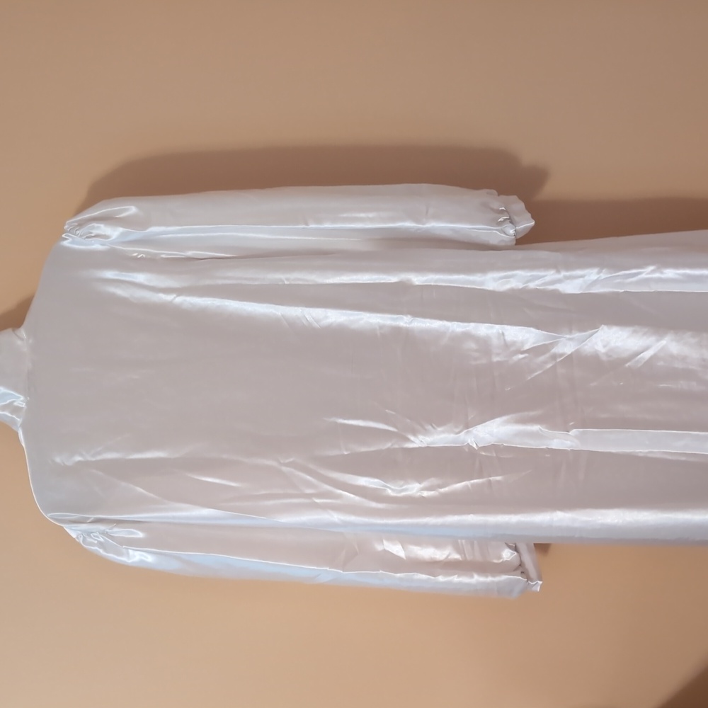 Elegant White Satin Nightgown - Picture 3 of 11